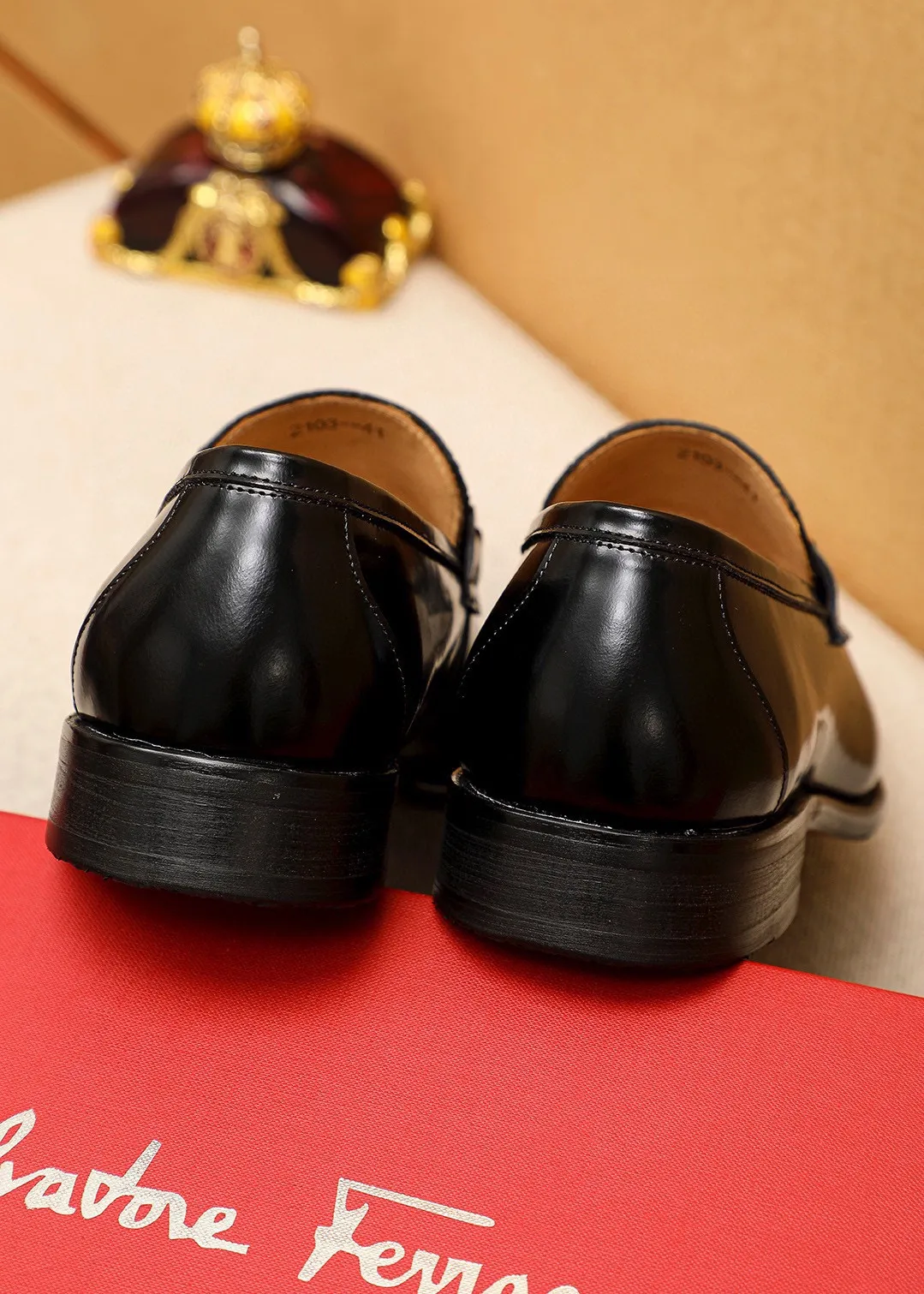 Men's shoes 💰480💰 Product trademark: Ferragamo "Ferragamo" casual leather shoes Regular size: 38-44 (45🉑️customized) Product materials: Selected imported first-layer open-edge beaded calfskin embossed upper + original hardware buckle, imported water-dyed cowhide leather lining. Strong three-dimensional visual effect, combined outsole Color: 2⃣️colors available